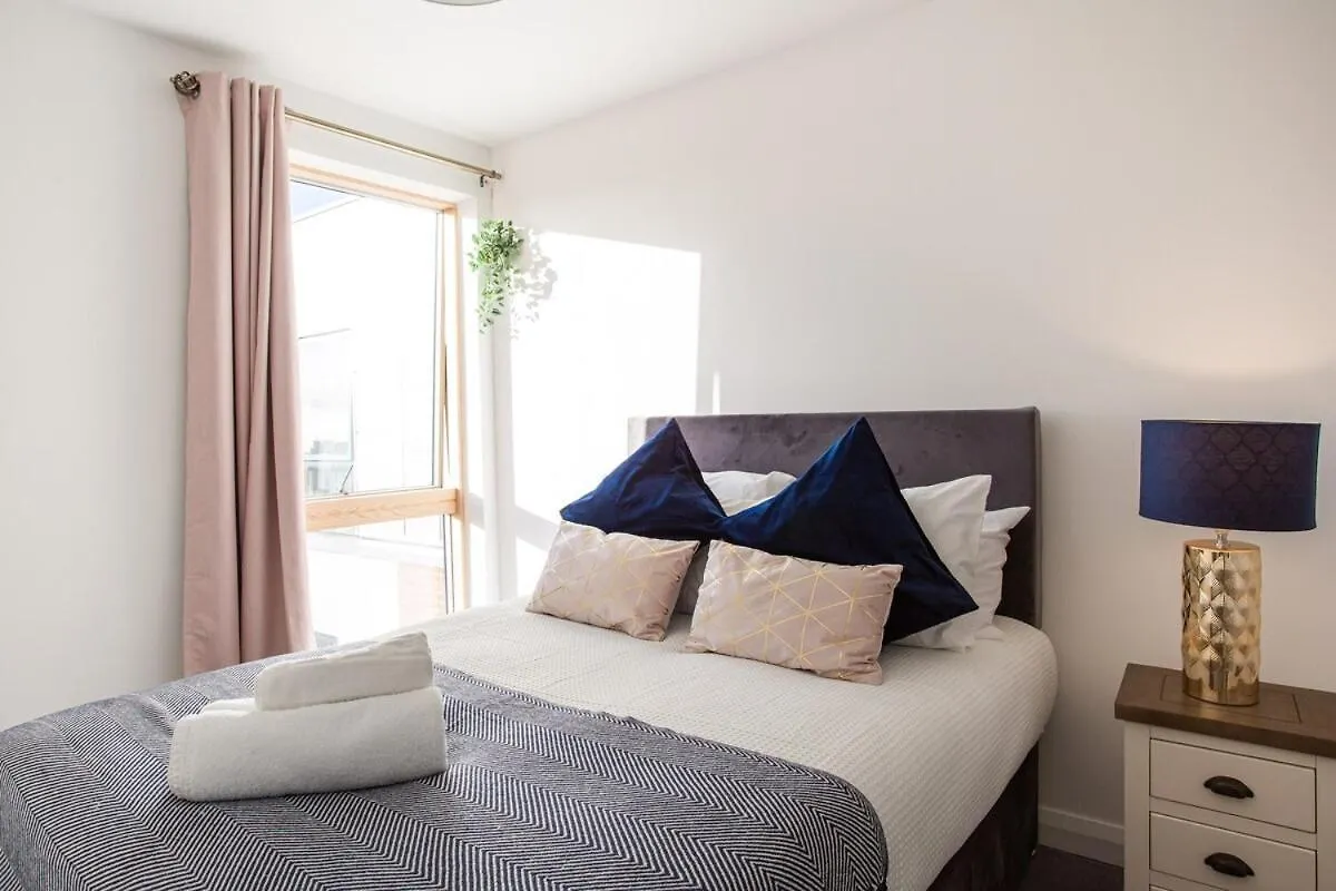 Bright & Stylish, Sleeps 6, City Centre Belfast